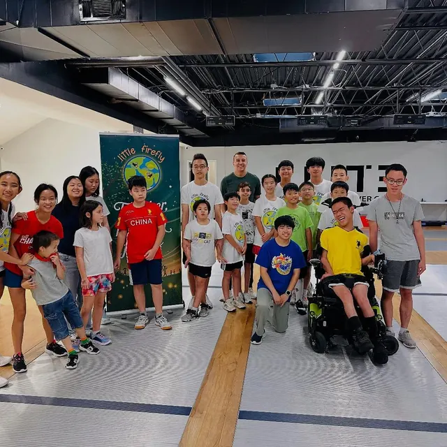 Little Firefly participants and volunteers gathered after a fencing activity